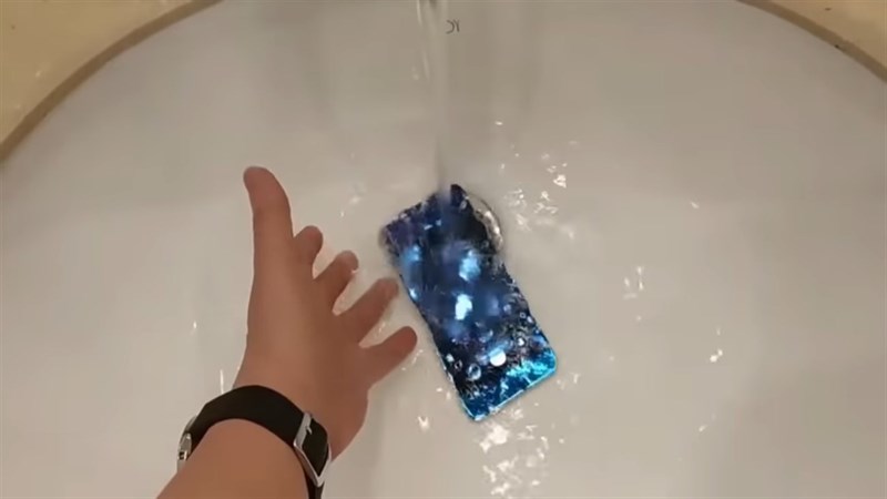 Thử nghiệm khả năng chống nước của siêu phẩm giá rẻ Xiaomi Mi 6
