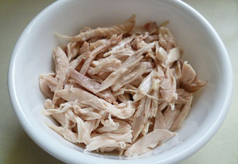 Thịt gà chín vớt ra để nguội, sau đó xé hoặc thái miếng mỏng