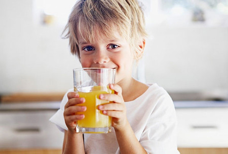 Nhóm bé 2 tuổi trở nên cũng chỉ uống khoảng 150 ml nước cam/1 ngày