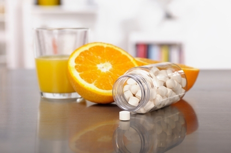 Tránh uống nước cam cùng với thuốc