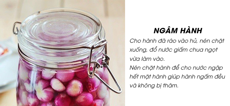 Cho hành đã ráo vào hủ, nén chặt xuống, đổ nước giấm chua ngọt vừa làm vào. Nén chặt hành và cho nước ngập hết mặt hành để hành được ngấm đều và không bị thâm.