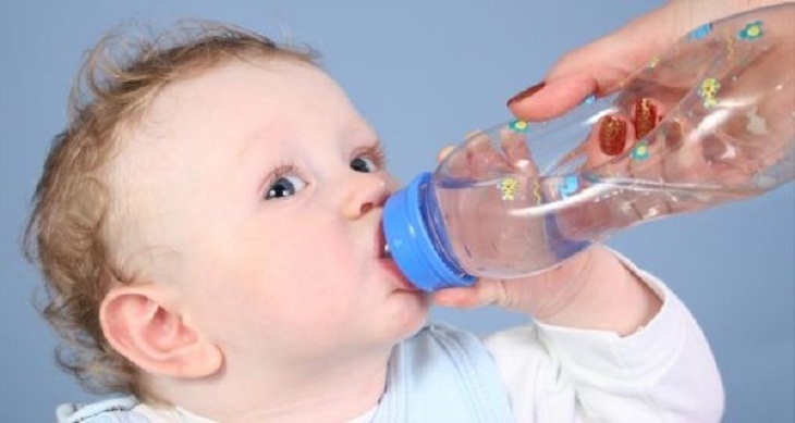 Bố mẹ nên khuyến khích bé uống nhiều nước lọc