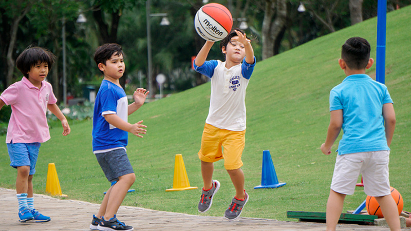 Vận động, vui chơi, thể dục thể thao sẽ không thể thiếu trong hành trình tăng trưởng chiều cao tốt của trẻ