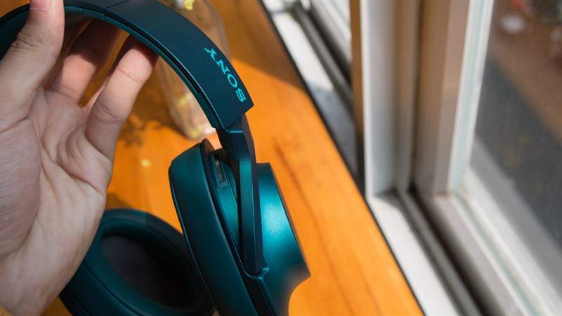 Lỗ thoát khí trên Sony MDR-100AAP Lỗ thoát khí trên Sony MDR-100AAP