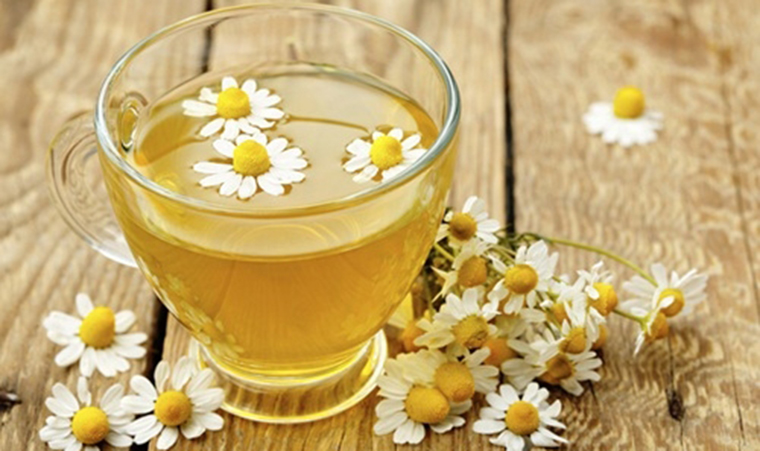 Mẹo hạ sốt nhanh cho bé từ trà hoa cúc Mẹo hạ sốt nhanh cho bé từ trà hoa cúc
