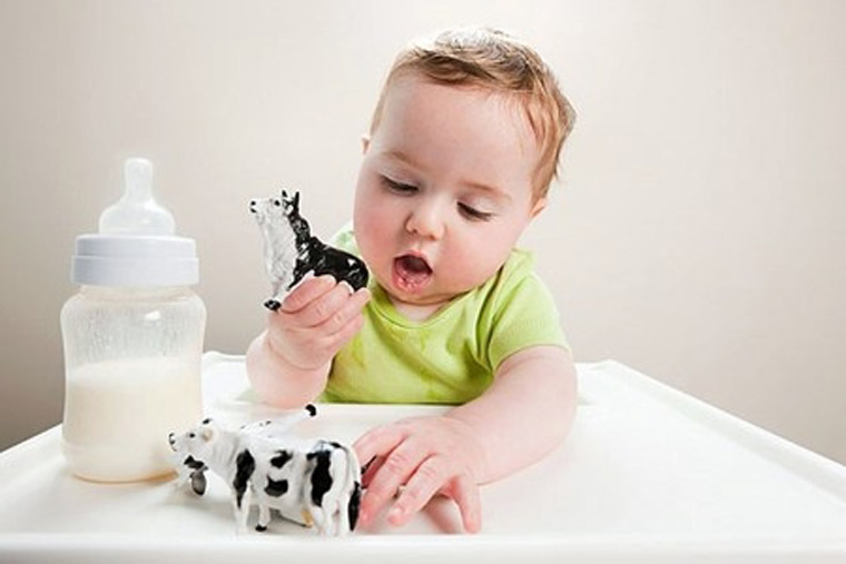 Bé dưới 1 tuổi không nên uống sữa tươi