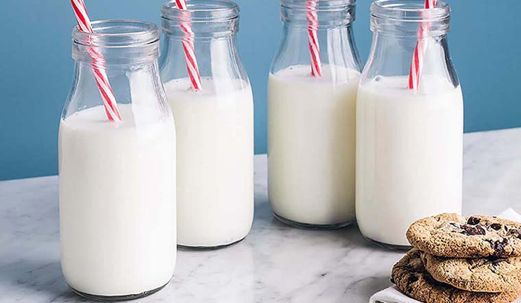 Uống sữa vào buổi tối mang lại lợi ích gì?