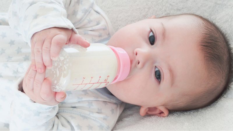 Cách chọn sữa công thức dùng cho trẻ dưới 6 tháng tuổi