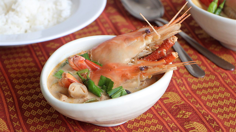 Canh Tom Yum chua cay kiểu Thái