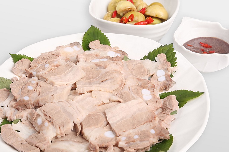 Thịt luộc có thể ăn kèm với rau thơm và chấm mắm nguyên chất