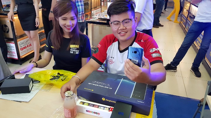 Tưng bừng ngày đầu mở bán và giao hàng Galaxy S8, S8 Plus tại TGDĐ