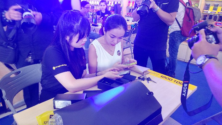 Tưng bừng ngày đầu mở bán và giao hàng Galaxy S8, S8 Plus tại TGDĐ