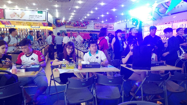 Tưng bừng ngày đầu mở bán và giao hàng Galaxy S8, S8 Plus tại TGDĐ