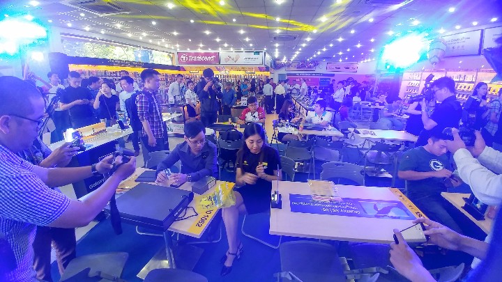 Tưng bừng ngày đầu mở bán và giao hàng Galaxy S8, S8 Plus tại TGDĐ