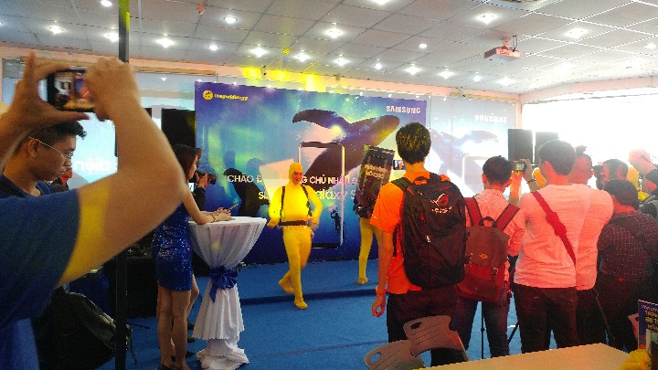 Tưng bừng ngày đầu tiên giao hàng và mở bán S8: Có drone rước S8