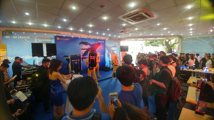 Tưng bừng ngày đầu tiên giao hàng và mở bán S8: Có drone rước S8