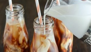 Có nên cho bé uống trà pha với sữa?