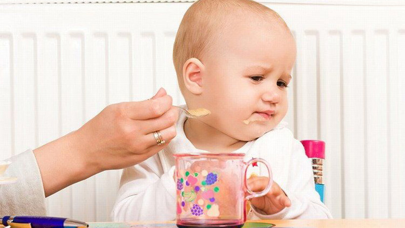 Bột ăn dặm chế biến sẵn kết hợp nhiều nguyên liệu dễ gây ngán, chán ăn ở bé