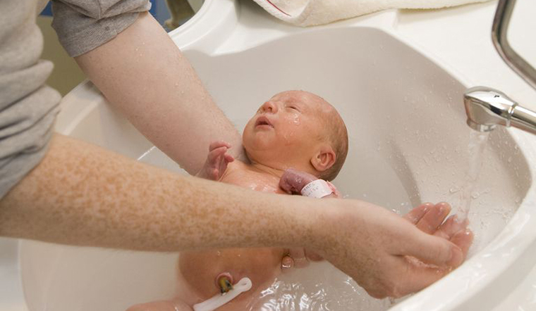 Cách tắm cho trẻ sơ sinh bằng sữa tắm và những lưu ý mẹ nên biết