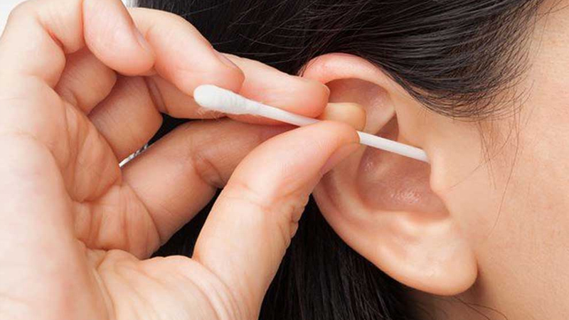 Thói quen lấy ráy tai sai cách có thể gây bít tắc lỗ tai