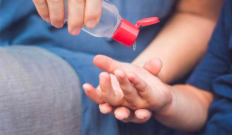 Có nên dùng nước rửa tay khô diệt vi khuẩn cho trẻ?