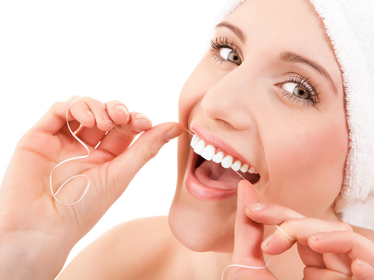 Vệ sinh răng miệng bằng chỉ nha khoa sau khi niềng răng