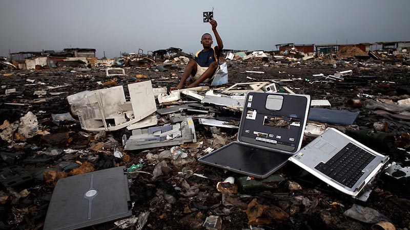 Rác thải công nghệ chứa những chất gây tổn hại đến sức khoẻ của những người tiếp xúc trực tiếp hoặc xử lý chúng