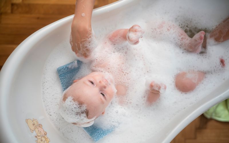 Có cần thiết cho em bé tắm sữa tắm?