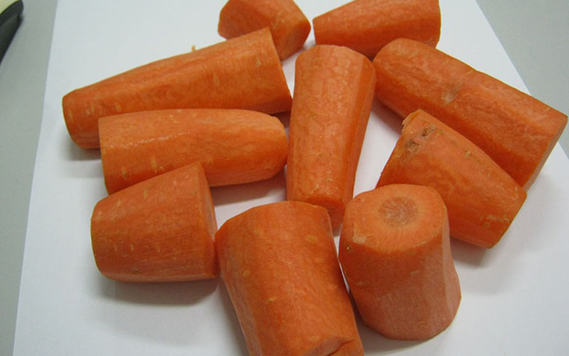 Sơ chế cà rốt và rau, củ