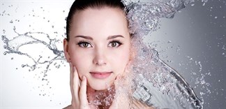 Có nên rửa mặt bằng nước muối thay cho sữa rửa mặt không