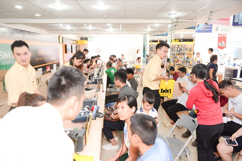 không khí mở bán OPPO F3 tại Hà Nội