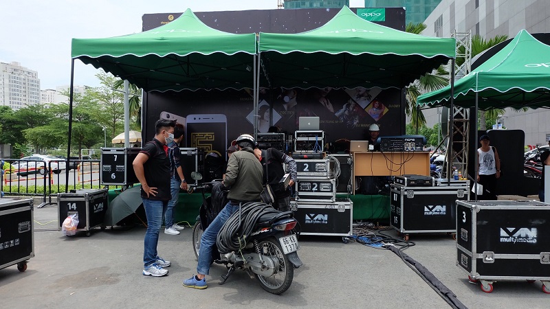 Lễ hội sắc màu- Selfie kép