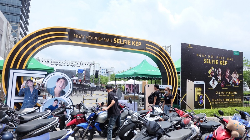 Lễ hội sắc màu- Selfie kép