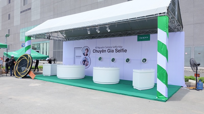 Lễ hội sắc màu- Selfie kép