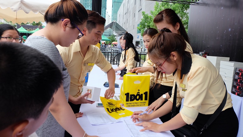 khách hàng nhận máy OPPO F3