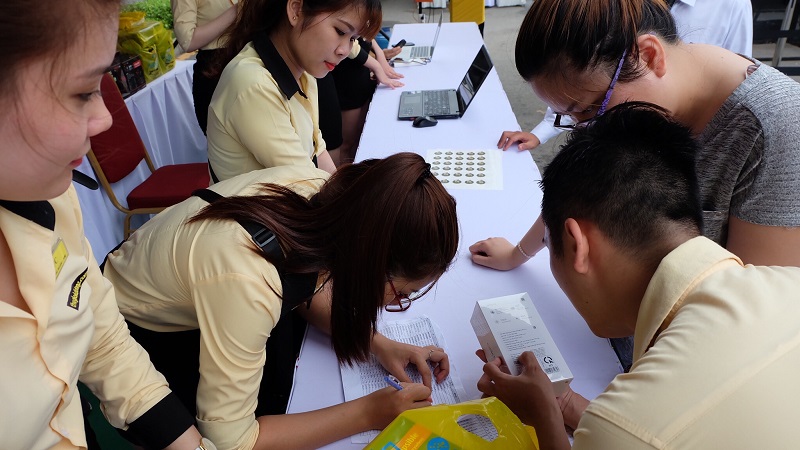 khách hàng nhận máy OPPO F3