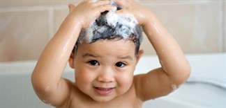 Cách chọn dầu gội đầu an toàn và nhẹ nhàng cho con