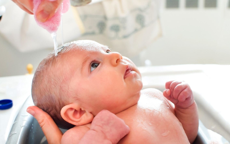 Không dùng dầu gội của người lớn cho bé Không dùng dầu gội của người lớn cho bé