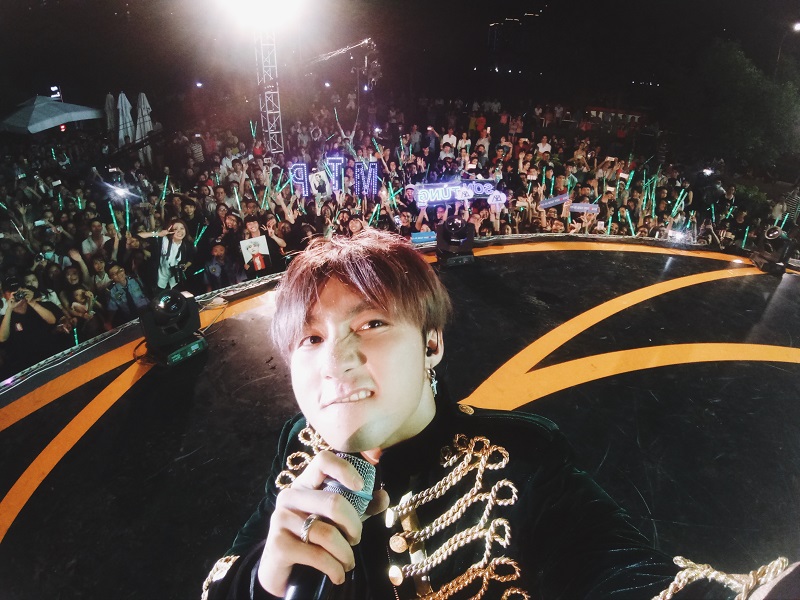 Ca sĩ Sơn Tùng MTP selfie cùng khán giá