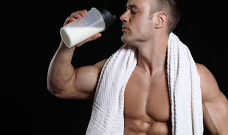 uống sữa tươi trong quá trình tập gym