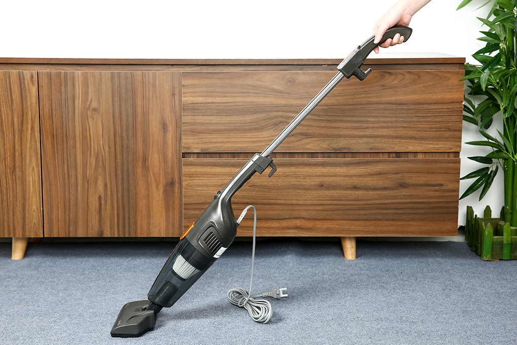 Máy hút bụi có chức năng thổi bụi giúp gom rác một cách dễ dàng