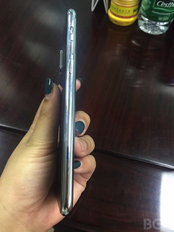 iPhone 8 bỗng dưng lộ ảnh mọi góc cạnh trên tay người dùng