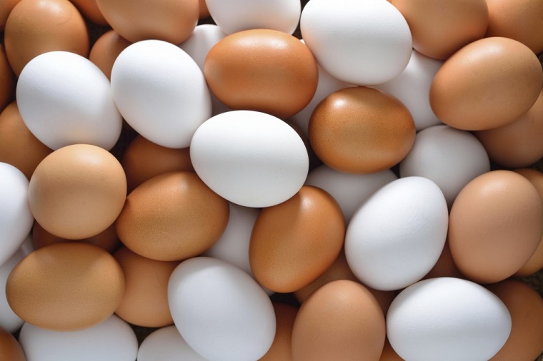 Dùng trứng vịt hoặc trứng gà để làm trứng muối