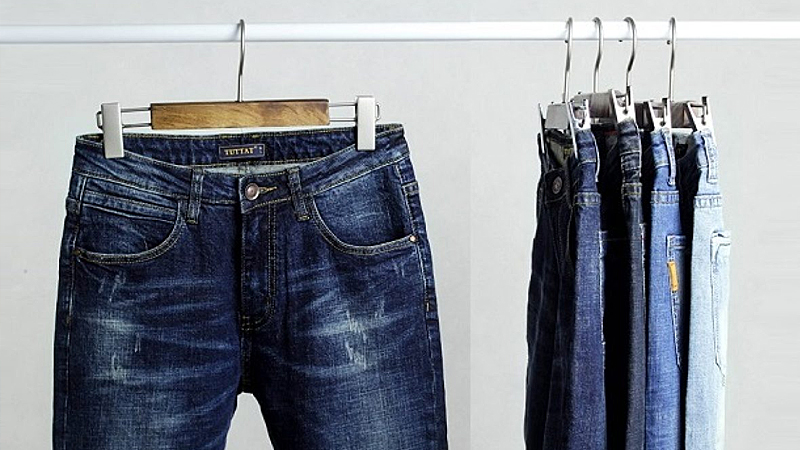 Không nên gấp quần jeans sau khi phơi khô mà nên treo chúng lên, như vậy dáng quần sẽ luôn luôn thẳng đẹp như mới mua.