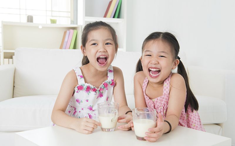 Liều lượng sữa và nước nên dùng cho trẻ