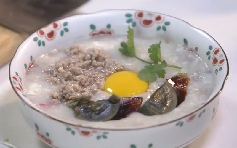 Cách nấu cháo trứng bắc thảo và thịt băm bồi bổ cho người ốm
