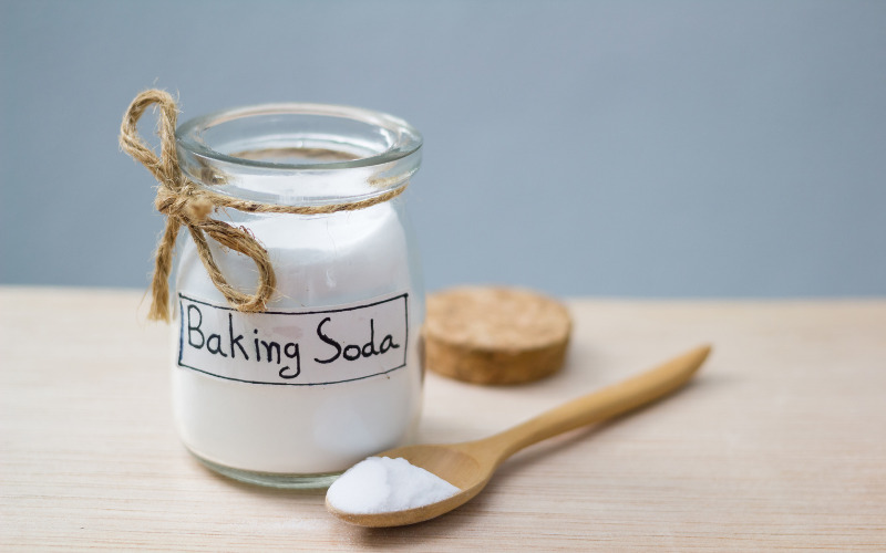 Dùng muối nở (Baking soda)