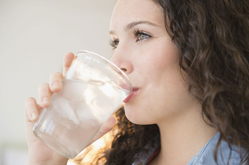 Viêm họng có nên uống nước đá lạnh không?