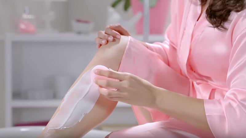 Cách tẩy sạch lông chân bằng dầu xả không bị kích ứng da