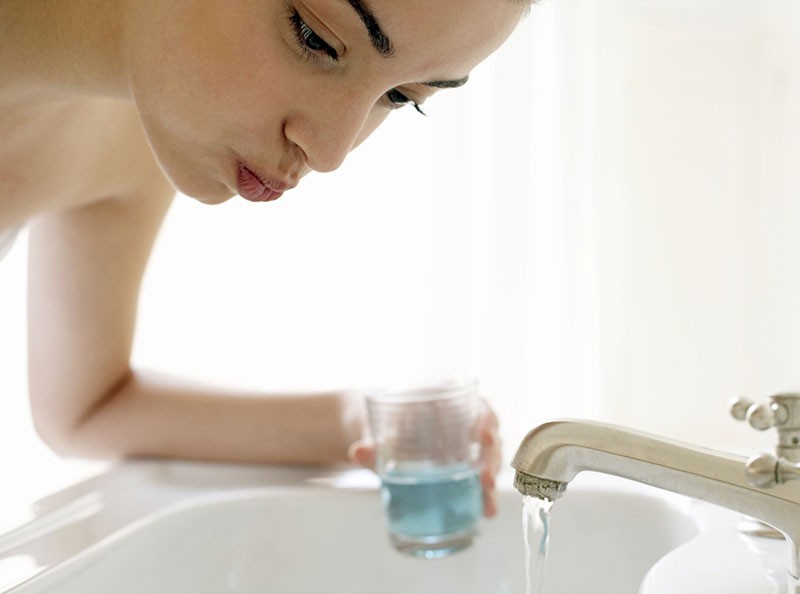 Có nên dùng nước súc miệng thường xuyên?